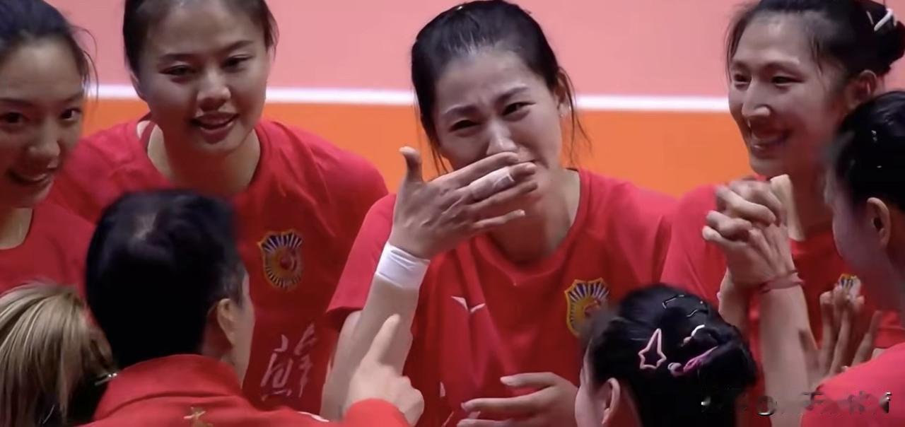 刁琳宇痛哭流涕[哭哭][哭哭]没想到江苏女排夺冠后，哭得最凶的是33岁的老将刁琳