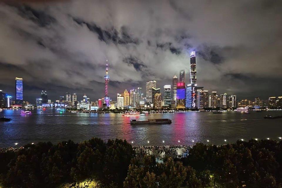 马斯克妈妈Maye真的是个社交达人，她在上海的最后一晚过得非常开心，跟她的经纪人一起。​她赞叹“壮丽