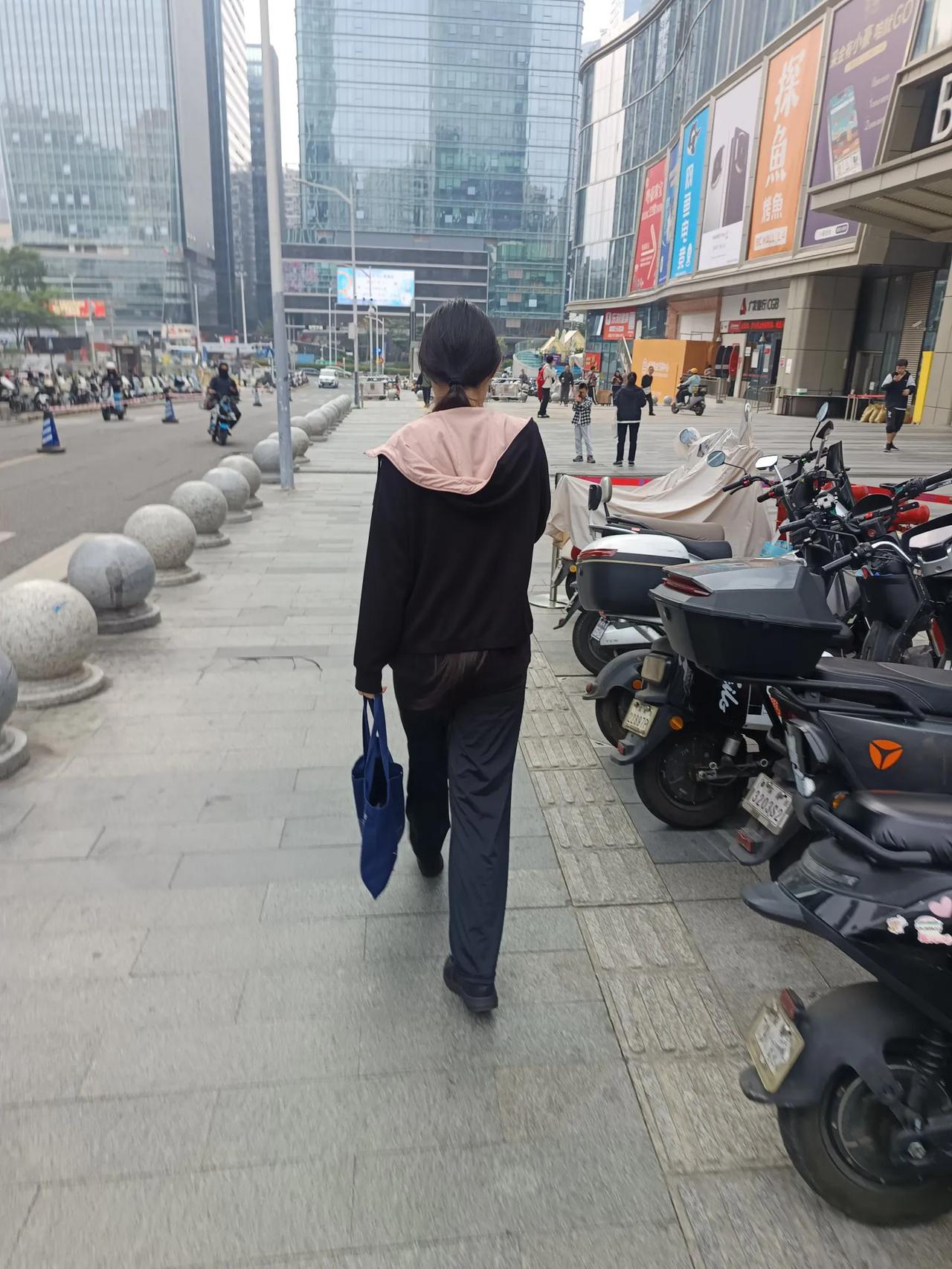 街头随拍，看见一个长发美女，头友快到屁股了，不仔细看，以为长尾巴了，，，[捂脸哭]