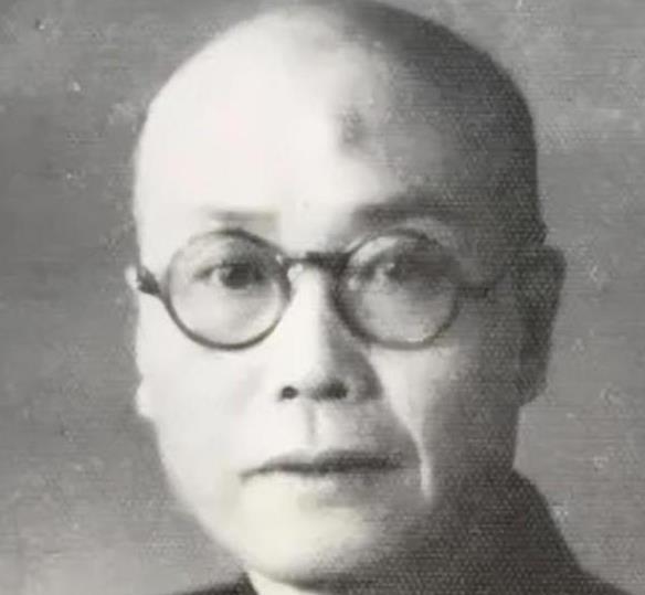 1946年，地下党前往指定地点与人接头时，突然看到来人是国军中将，大惊之下脱口而