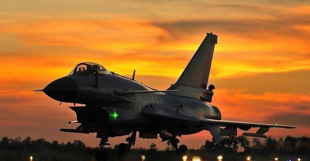 1998年，歼-10首飞前，试飞员对送他上机的总师承诺：“放心，只要不是在空中爆