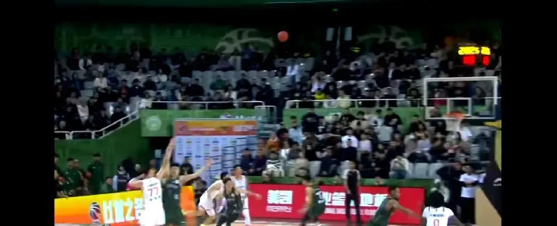 上海队这场球输得一点不冤。看看比分，97比105，表面差8分，里子全漏了。