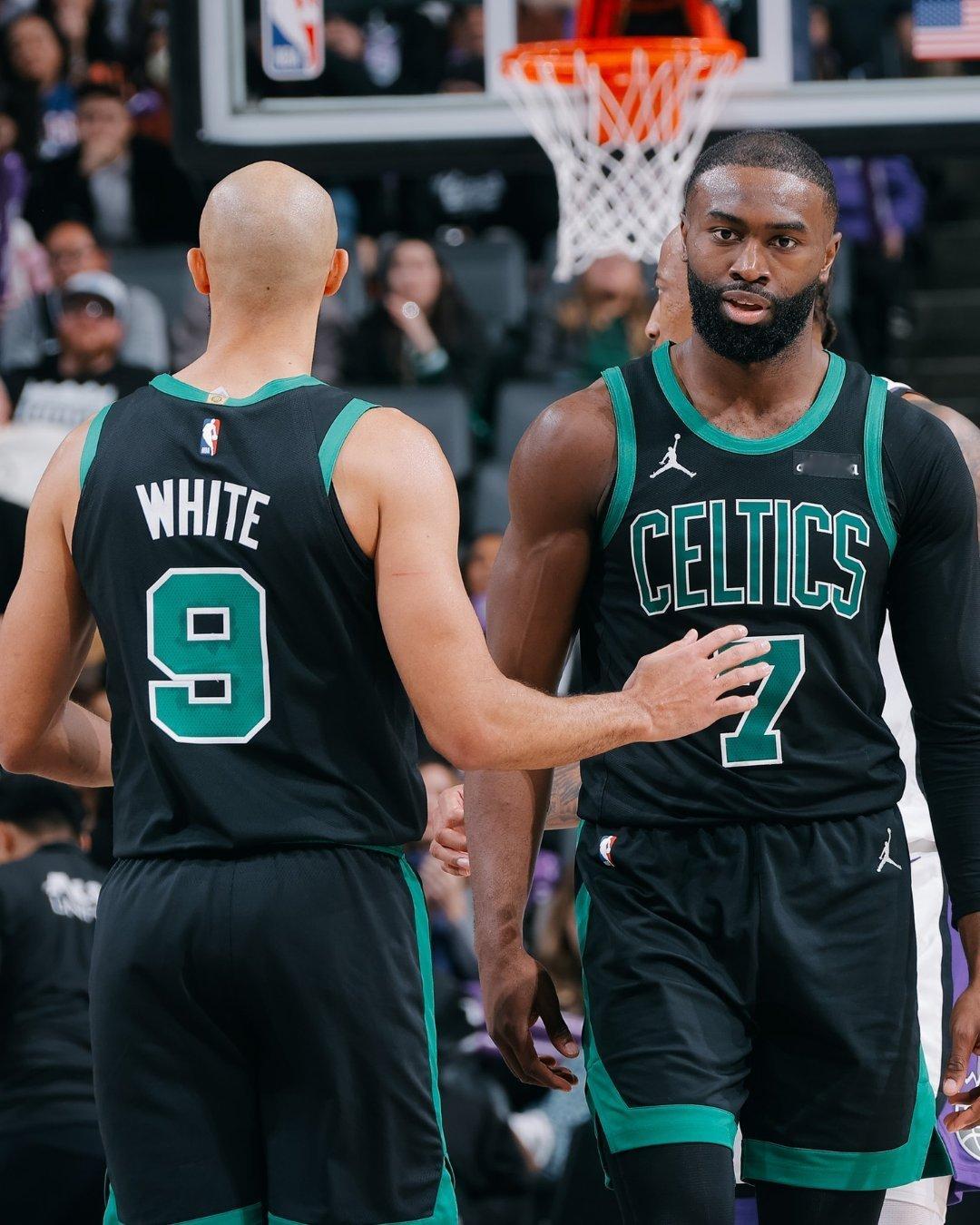 怀特在谈到队友杰伦未获月最佳球员奖项时说道：“我不确定原因，甚至不太清楚月最佳的