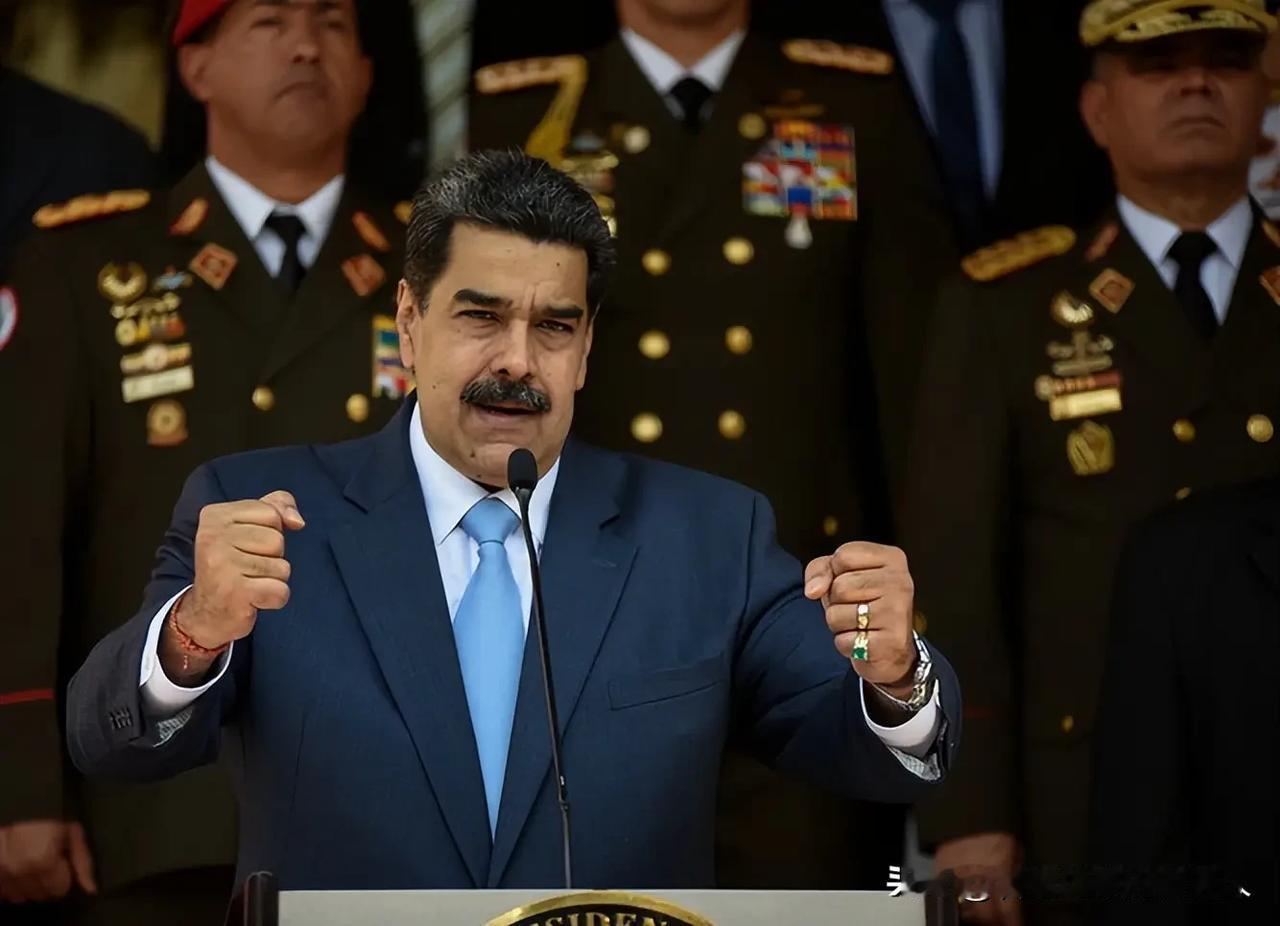 美国南方司令部的核潜艇还在加勒比海游弋，很多人以为马杜罗还在被动挨打。错了！真相