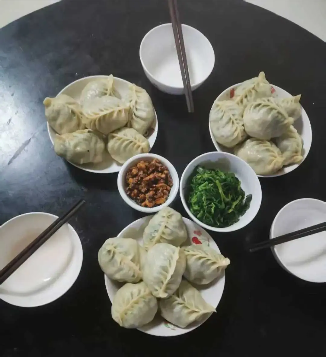 北方一家三口晚餐，很简朴啊。
