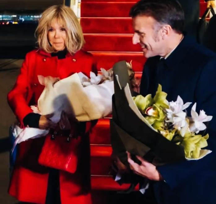 马克龙妻子身穿一身红色外套，一看就是做功课了！对这一次的出访应该比较重视啊！