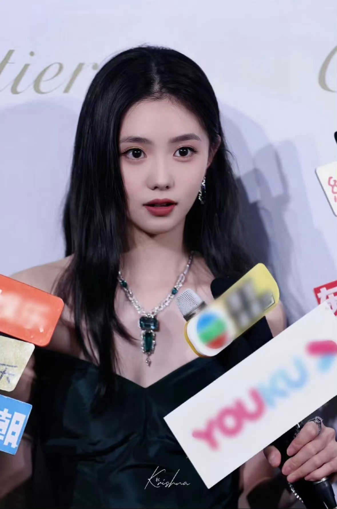 才发现存都不怎么做发型的当年卡地亚小狐狸就这么水灵灵穿着裙子去了….（连首饰都