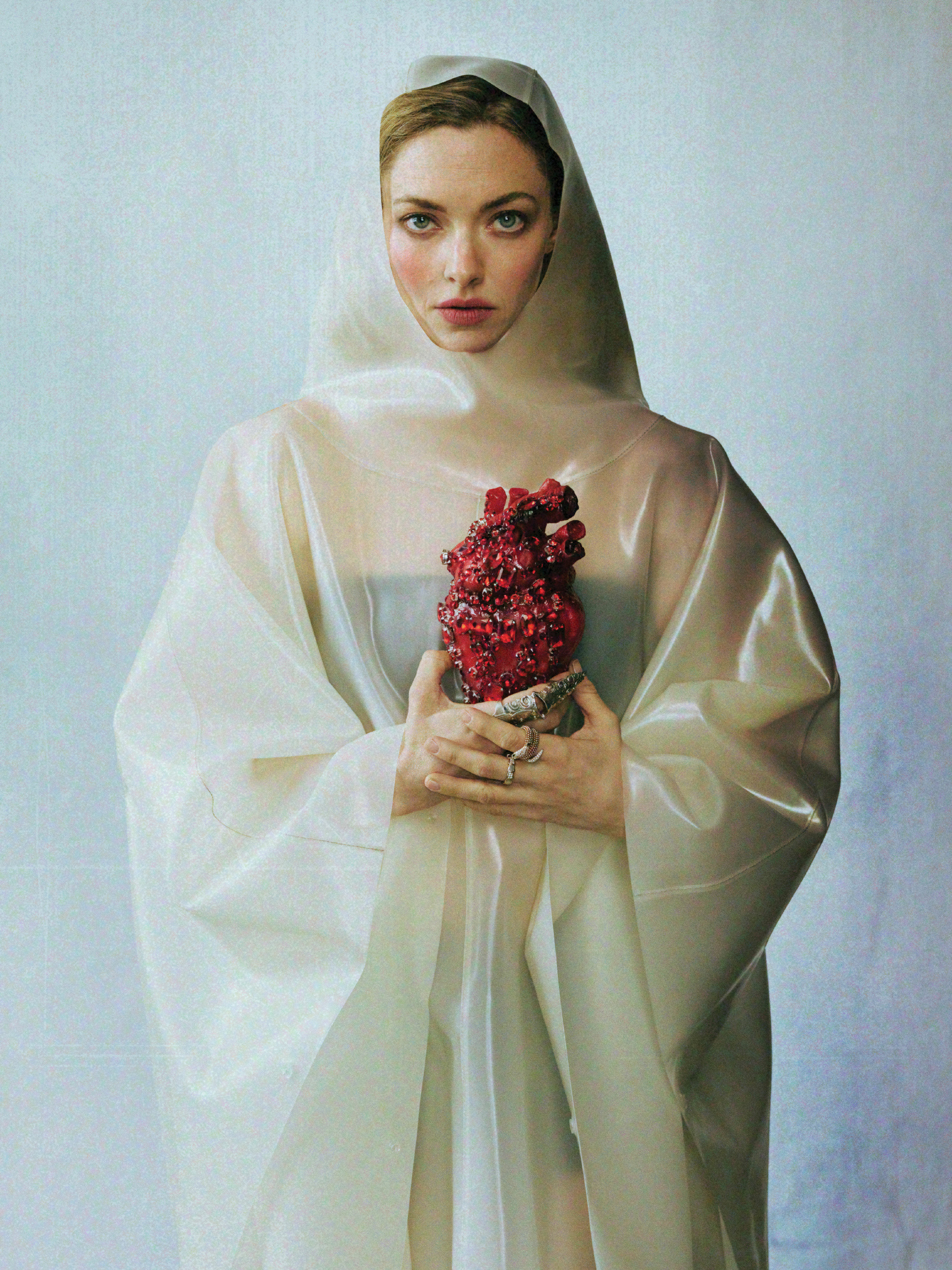 AmandaSeyfried性感登上《FLAUNT》杂志封面写真