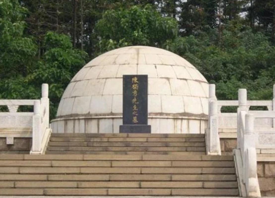 1953年，毛主席来到陈独秀的老家安庆视察。突然，毛主席问工作人员：“陈独秀家还