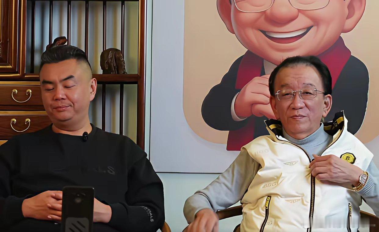 郭德纲沉默了！侯耀华带着张伯鑫直播，侯耀华称：你可以说我不是相声演员，但你绝对不