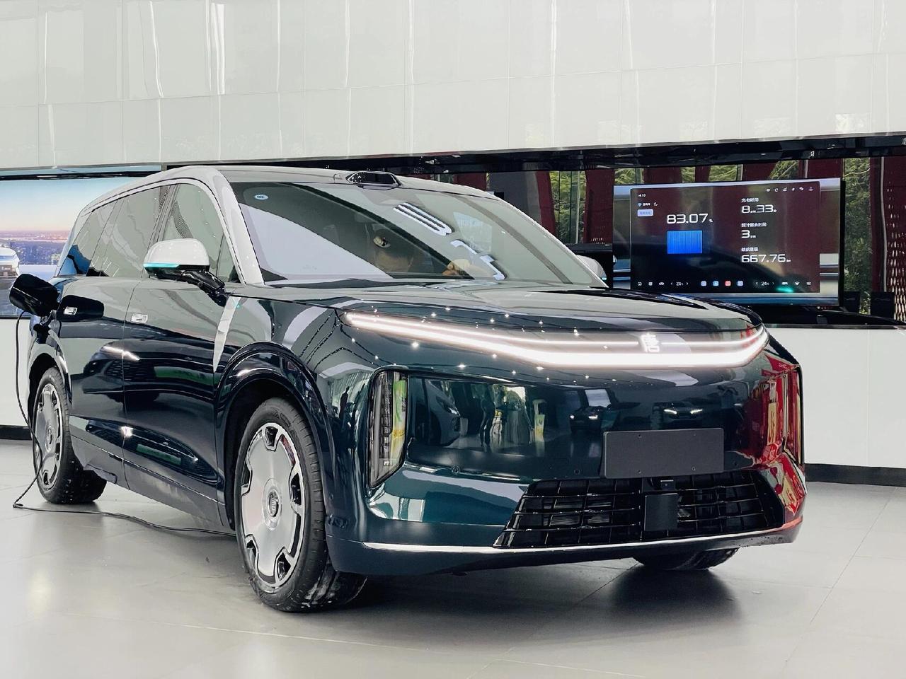 最近比亚迪大唐EV实车到店了，我第一时间去看了下。这台王朝网的旗舰SUV预售价2