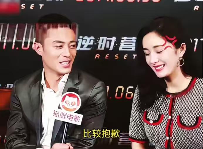 杨幂：“我是甜美可人型，对吧，华哥。”霍建华默不作声。杨幂：“我变得更美