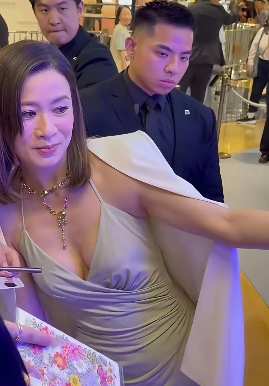 岁月从不败美人说的就是佘诗曼吧✨自带温婉大气的豪门贵气，穿搭高级又有格调演技