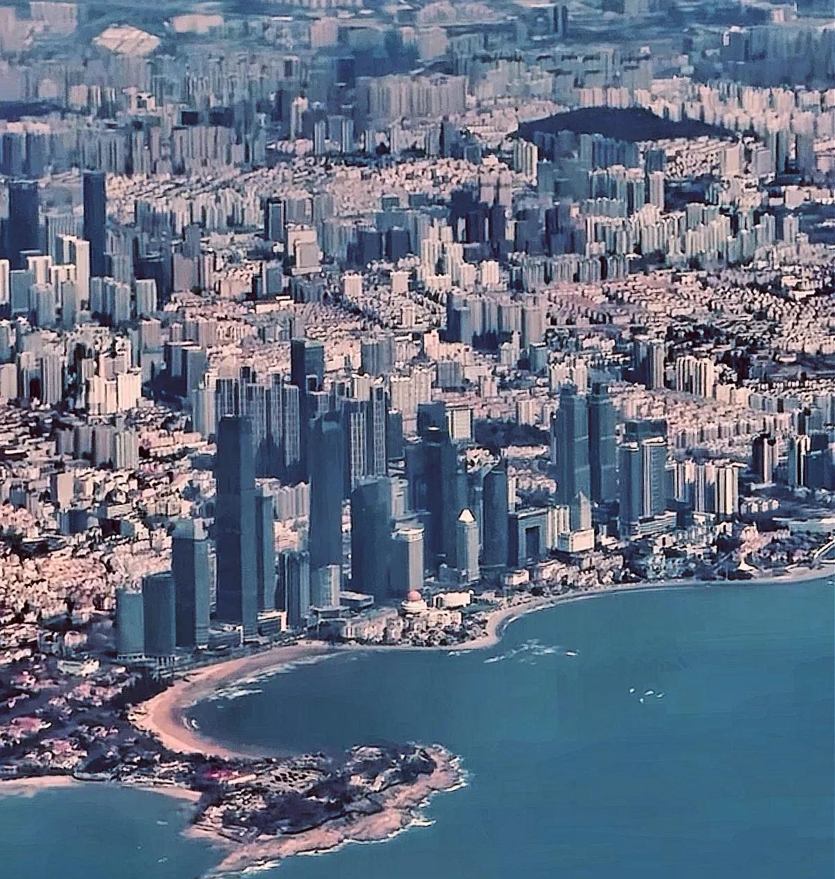 北方唯一能建成深圳那样的城市，就是青岛。青岛的自然条件与深圳极为类似，都拥有绝佳