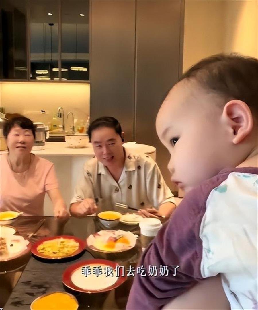 37岁整容女星儿子满1周岁，四肢软绵绵不会走路，孩爸逗娃没分寸