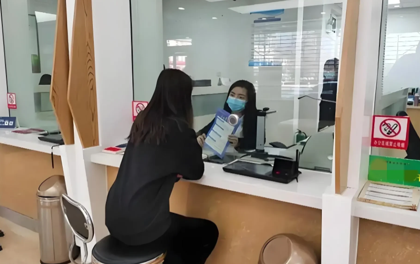 辽宁，女子离婚后住娘家，信用卡还不上，儿子又要交补课费，她偷拿母亲一5万定期存单
