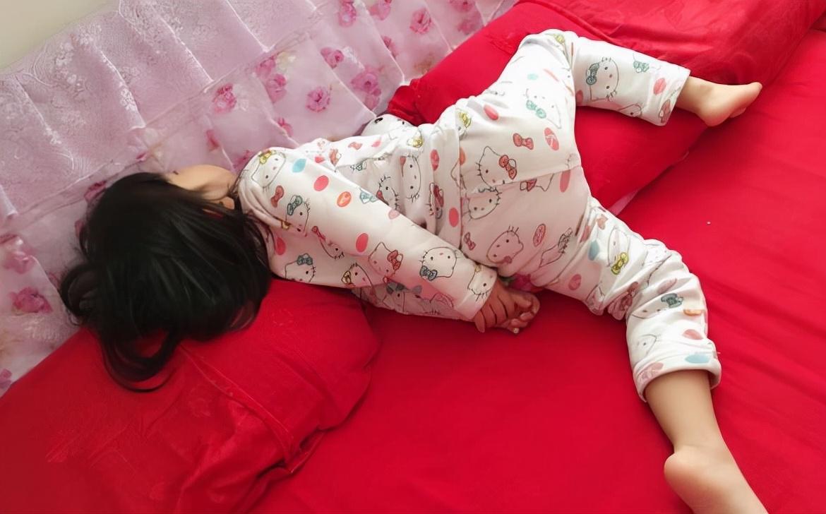 昨天晚上，睡的正香，突然闺女嗷嗷大哭。我迷迷瞪瞪，过去一看，我妈正一脸怒容的看着