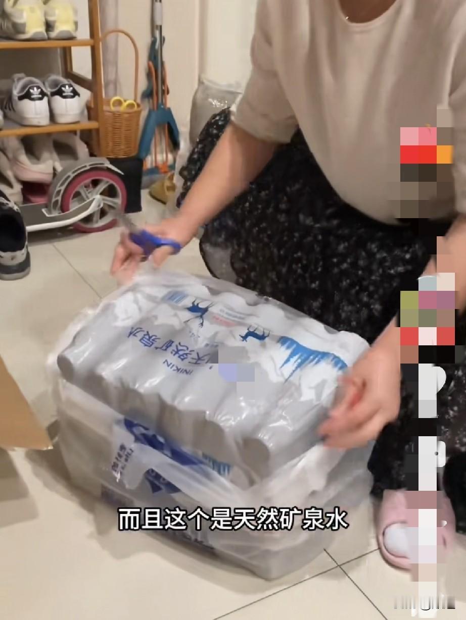 女子在山姆点了三大袋子外卖，老公见了，心疼的不得了。问她你这点这么多花了多少钱哟