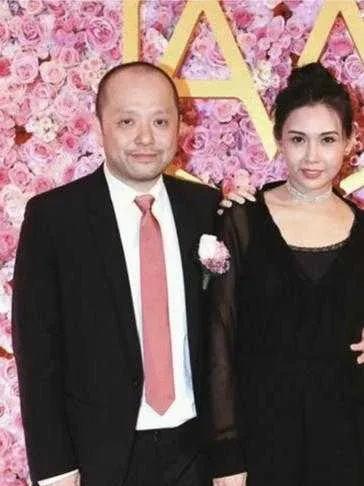 沈嘉伟娶到邱淑贞不容易，不介意她是王晶情人，当做珍宝。“我娶了全香港男人的欲望