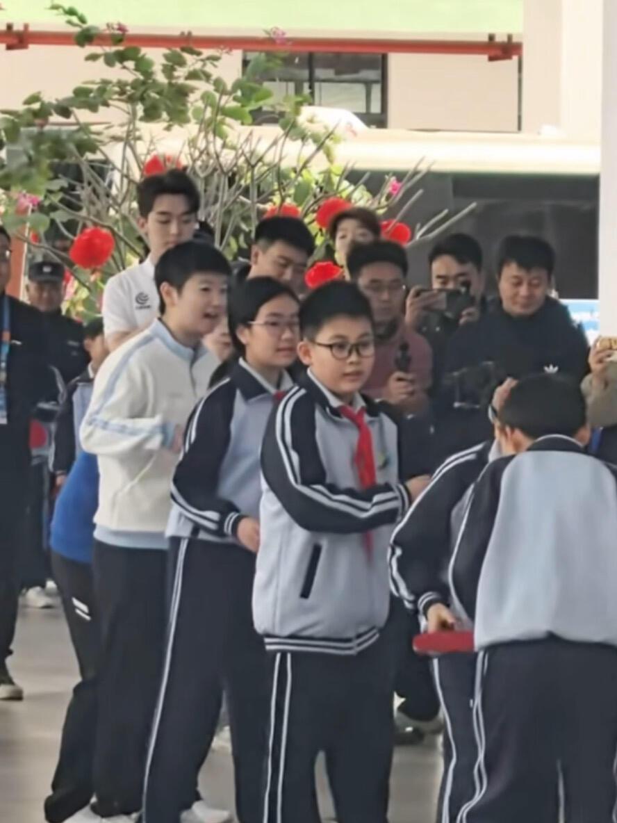 莎莎很开心，进校园活动真的是让莎莎卸下来防备，和小学生一样玩耍！做游戏，参观学