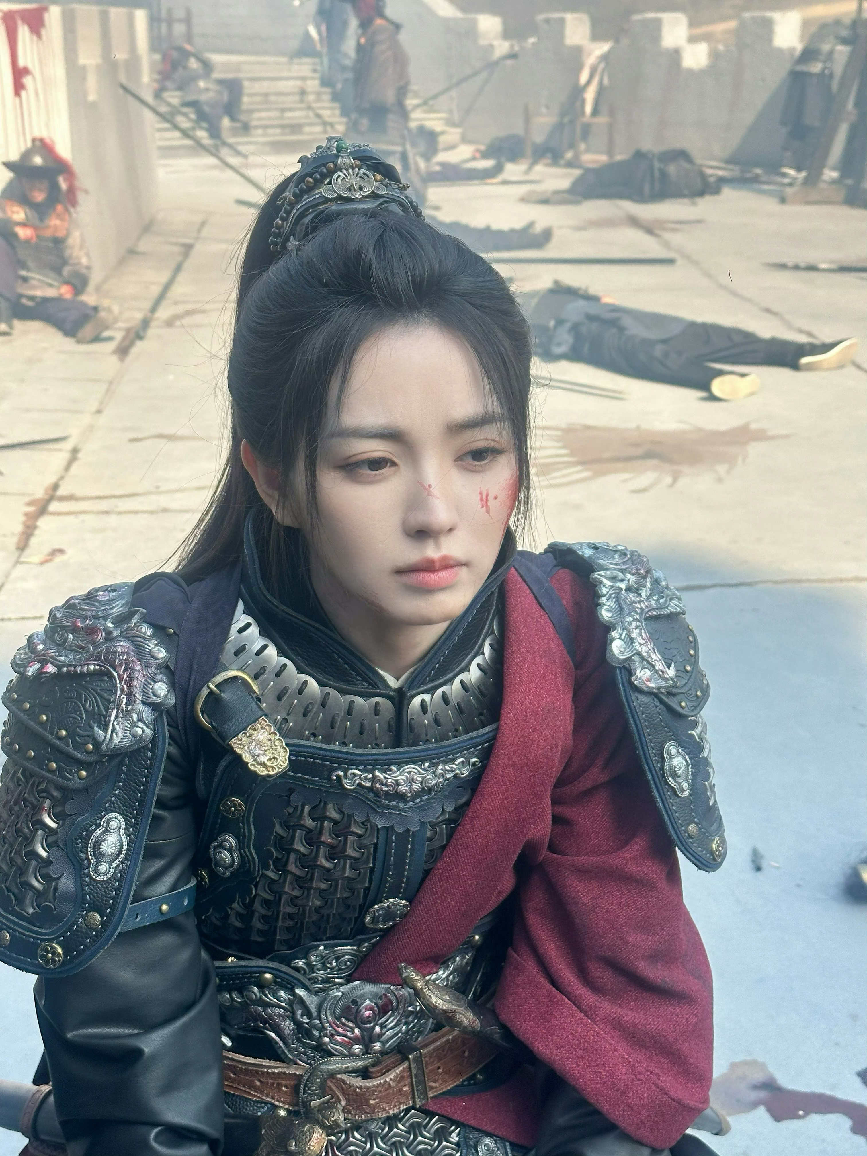 田曦薇战损破碎版有刘海儿漂亮，没刘海儿也漂亮战损版小田好有女将军的英姿飒爽，也很