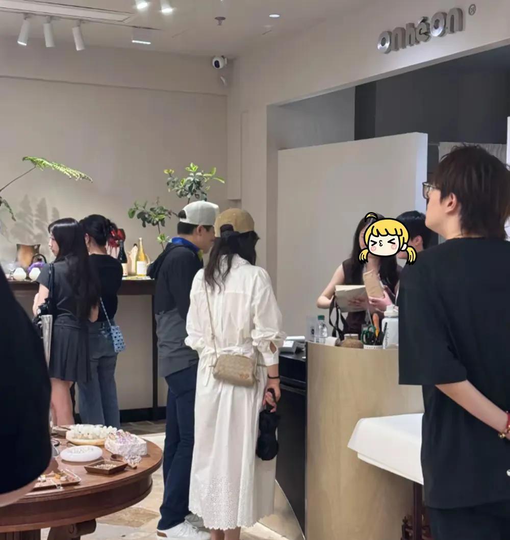 全世界最幸福的女人，富二代老公雨天带她逛街，她虽然是奥运冠军，嫁给香港豪门，却依