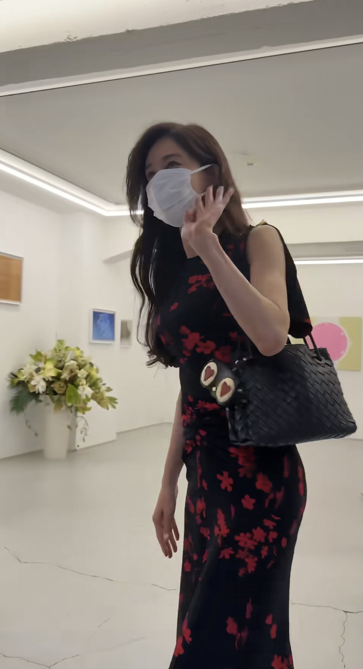 林志玲现身蔡康永在日本的画展，两人一见面，几乎是同时伸出手——下一秒便紧紧牵住，
