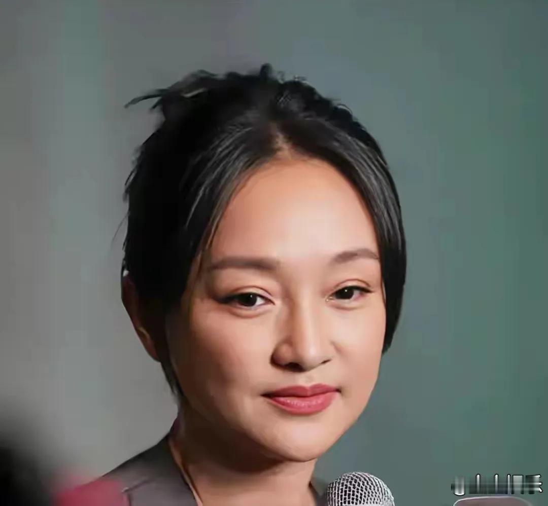 51岁的周迅现身巴黎时装周，以一头未经刻意染黑的白发和随性自然的穿搭引发网友热议