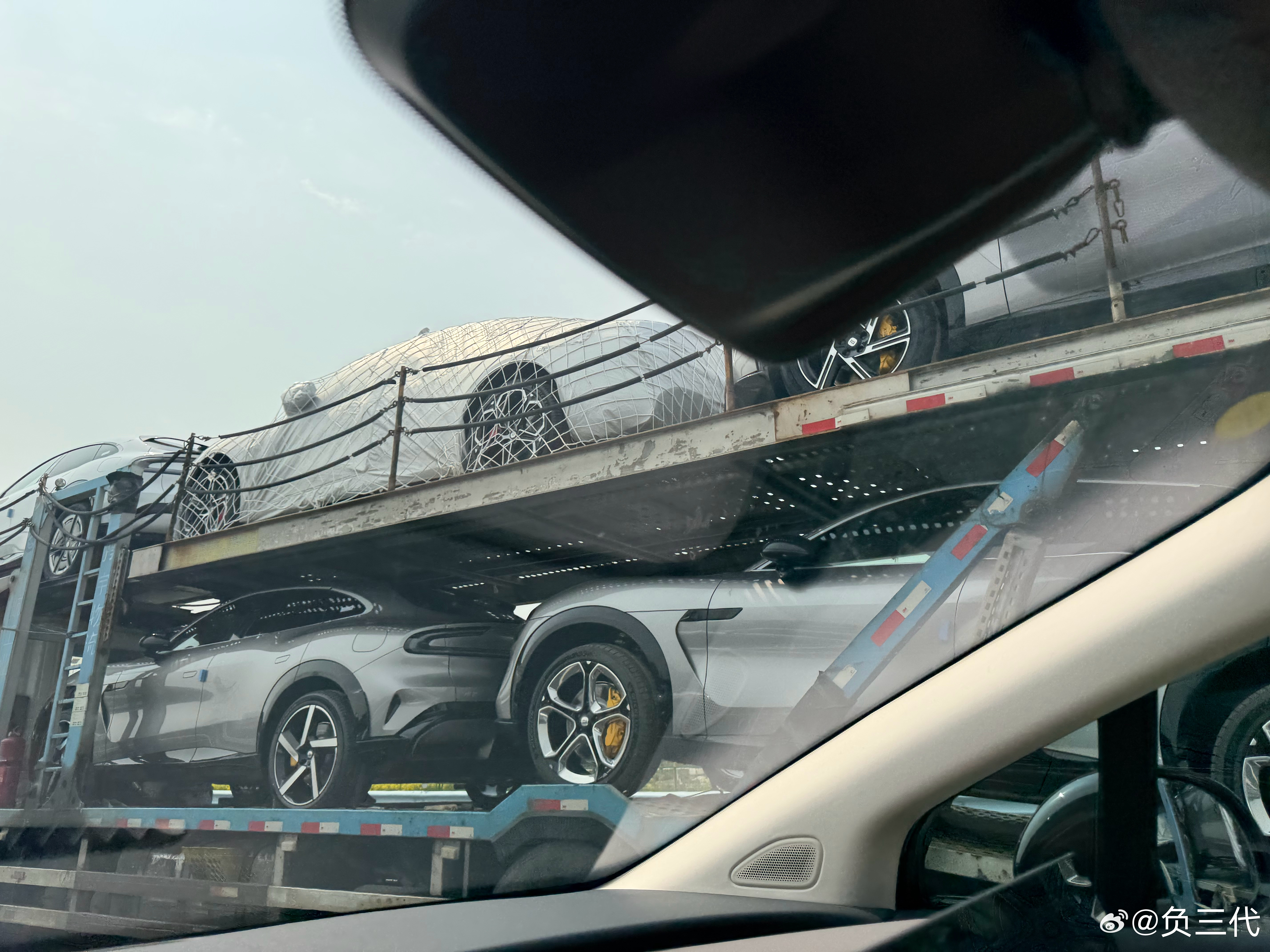 高速板车上看到新款小米SU7了，不过有车衣罩着，难道是新配色？