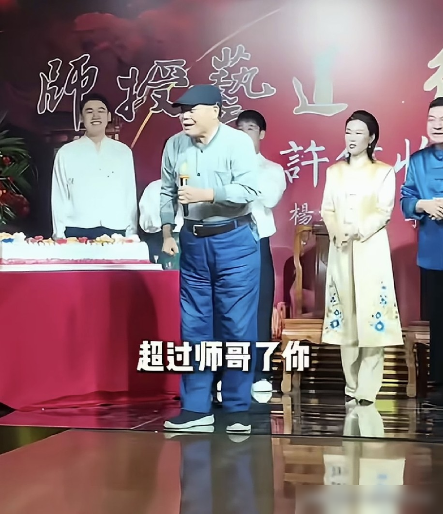 赵伟洲当众放话：把师弟刘俊杰逐出师门。台下几百号人，哄堂大笑。刘俊杰徒弟收徒，排场整大了，大师哥上台