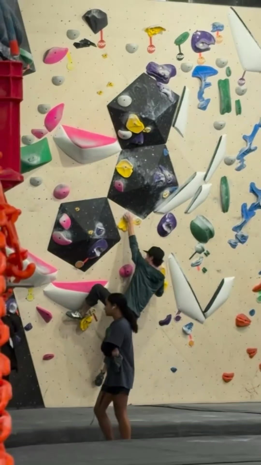 纽约偶遇王一博攀岩偶遇王一博纽约攀岩王一博攀岩帅炸！运动装+鸭舌帽，这精力真的