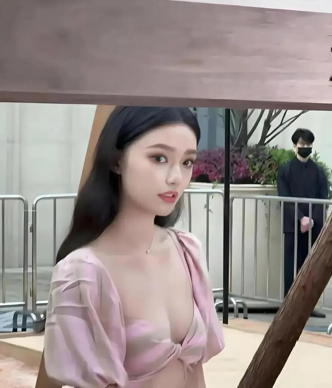 谁看了林允都迷糊啊。林允近照曝光。这可是天然无修饰的林允啊。你看你也迷糊，所