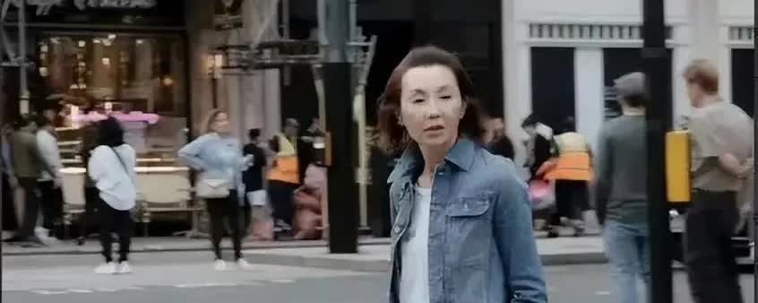 真实的张曼玉在法国街头被偶遇素颜的张曼玉一个人在法国街头漫步，被遇到的影