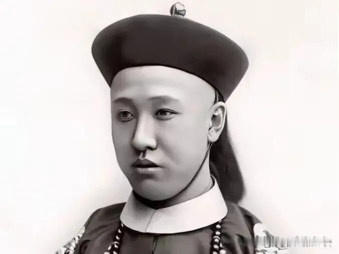 1950年的北京，后海边上那座占地六十亩的醇亲王府换了主人。成交价是90万斤小米