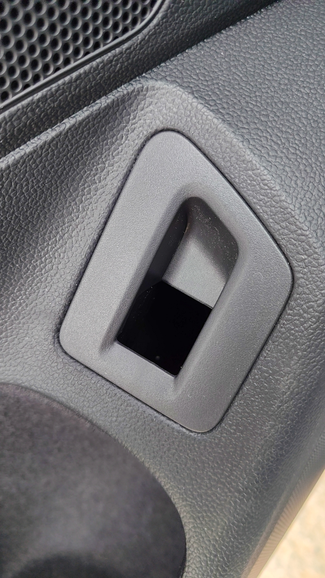 真的无语了提车回来十天，车牌还没上好，后备箱按钮居然掉了，迈腾B8车主有这种情