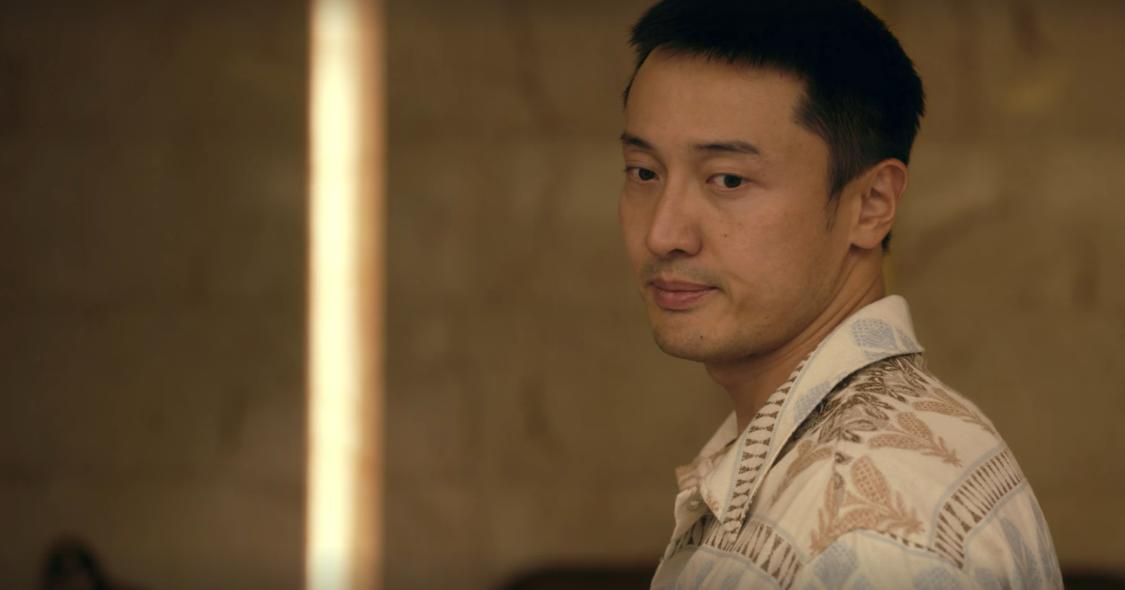 在《低智商犯罪》原著中，周荣只不过就是一个小角色，他的亲叔叔周卫东才是幕后真正的