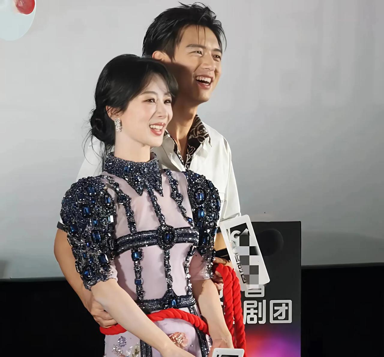 在李现的小麦肤色衬托下，杨紫白到反光。从家有儿女起，杨紫当时不是特别白，就是很