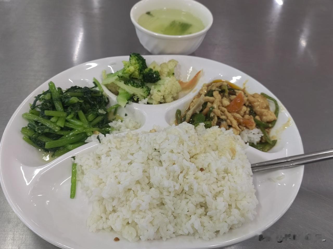 今天的午饭，去公司餐厅吃的，九块五毛钱的标准餐，勉强吃饱。