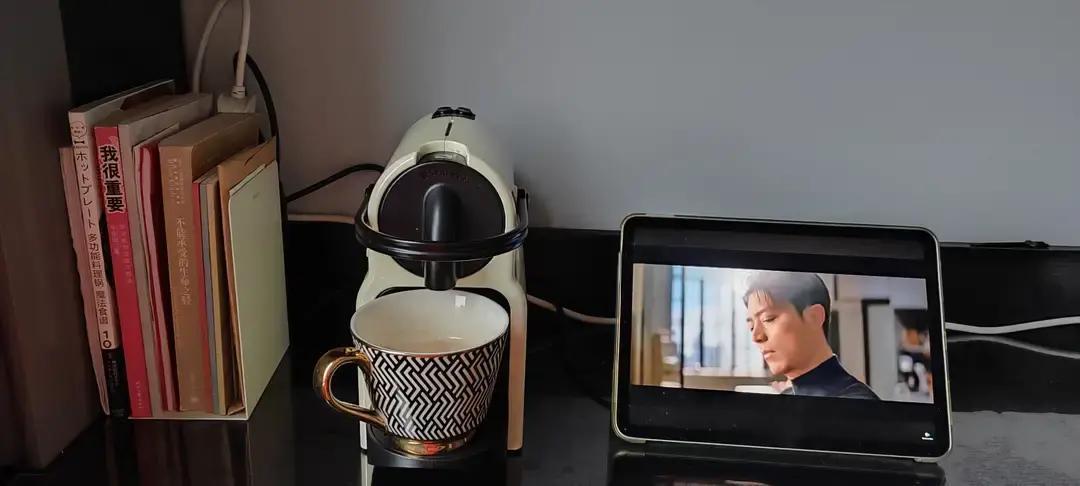 别再为客厅电视墙吵架了。2023年最失败的家装，是让家人“看不见”彼此。撕