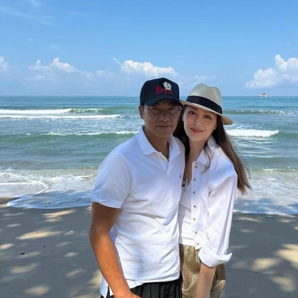 任达华和超模老婆一起到海边度假庆祝七夕情人节，琦琦都已经58岁了，看起来好年轻，