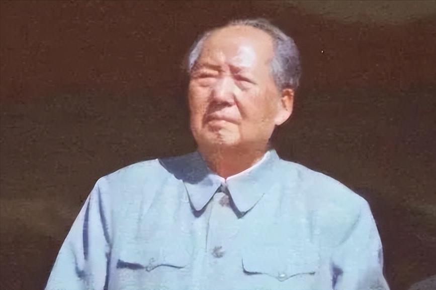 1976年，毛主席最后一次观看电影。然而，他看了不到十分钟，却突然嚎啕大哭，吓得
