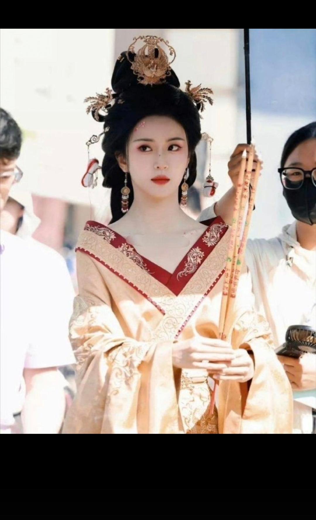 第一眼看过去以为是王楚然呢！没想到的是竟是短剧女主！看这装备这服饰造型一点都