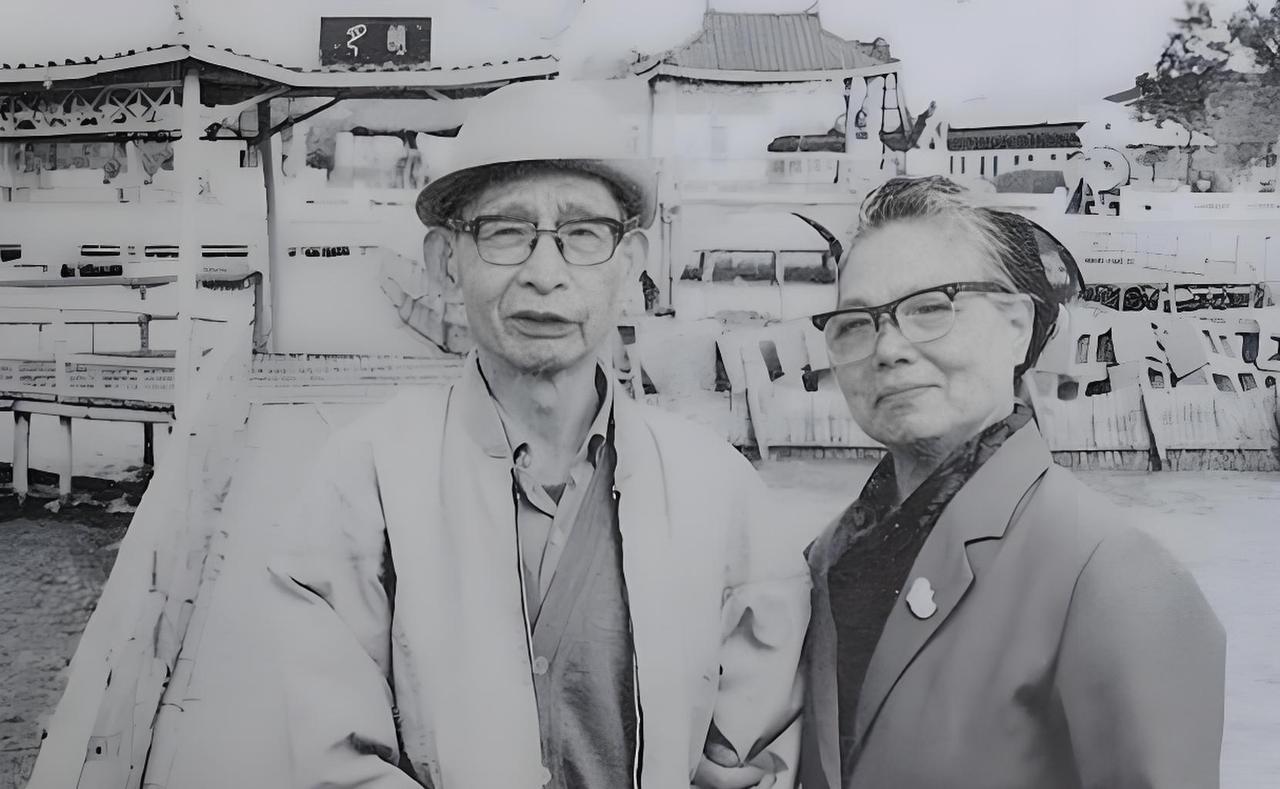 1942年，山西古城。一位富家小姐翻开进步杂志，被其中一篇杂文的犀利笔锋击中。她