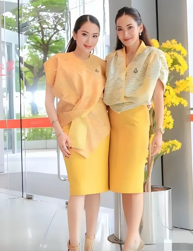 在泰国，没有背景是当不上总理的萍通塔是泰国现任总理佩通坦的姐姐，同时也是他信家