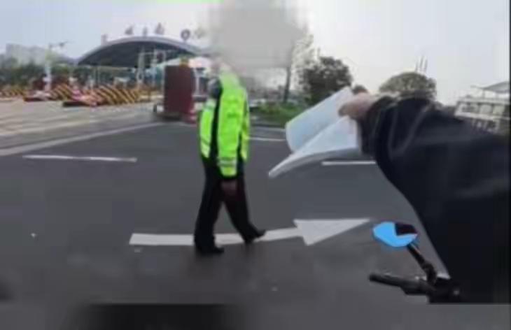 你所在的城市能骑行摩托车吗?🏍️摩托车上高速再引争议：国家法律未禁止，但多地