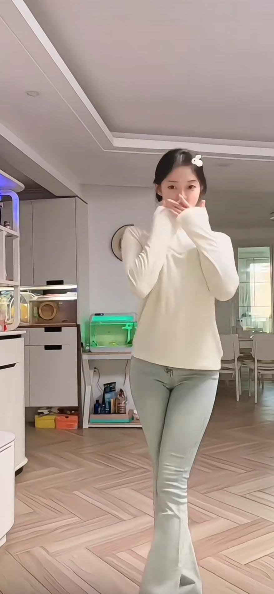 女孩太可爱了，忍不住多看几眼。