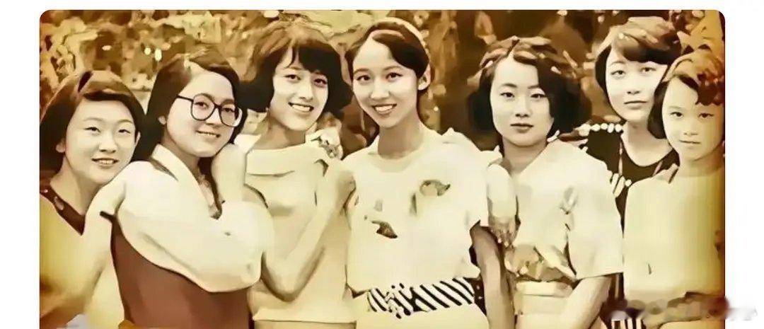 九十年代华春莹在南京大学读书时的合影，照片中哪位是华春莹？