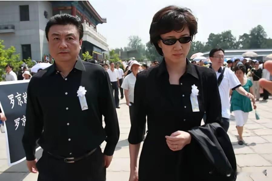 敬一丹追悼会，两张照片令人恍惚。9月17日，八宝山殡仪馆东礼堂，一身黑衣气