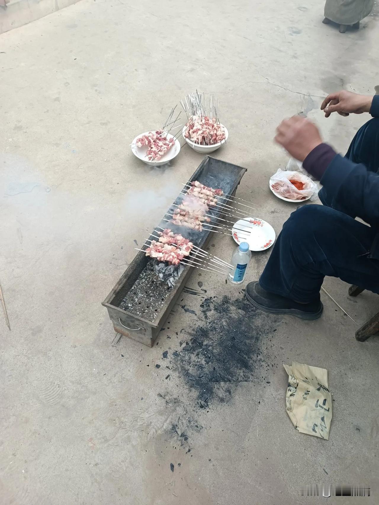 人间烟火气，最抚凡人心！今天中午在我家小院烤串了。上午老公买了烧烤料，又买了