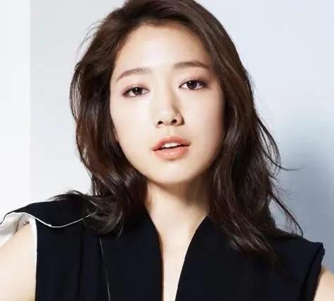 女人想男人有什么感觉？女人想男人时，通常会有以下几种感觉和表现：1.时刻牵挂
